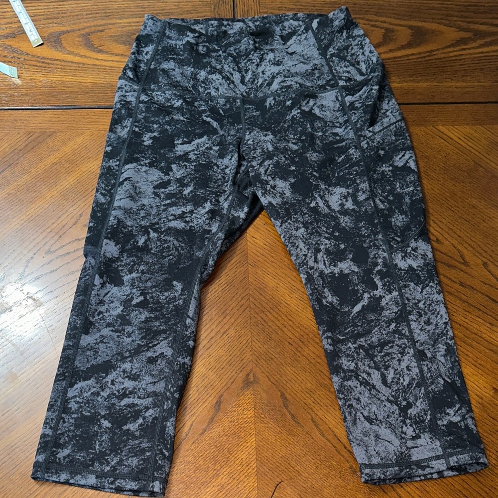 Chic Black and Gray Patterned Leggings